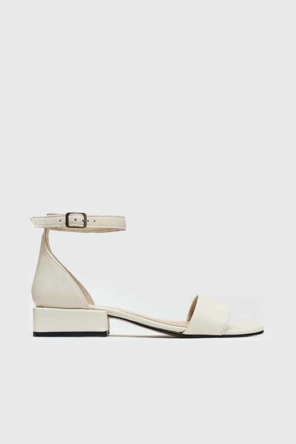 Босоніжки з закритою пʼятою на низький хід