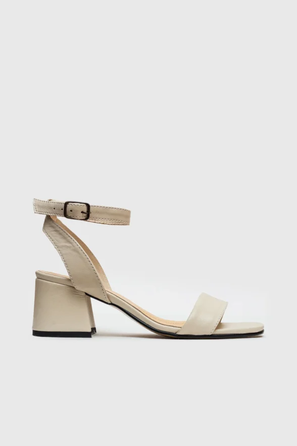 Класичні босоніжки на відкриту пʼяту