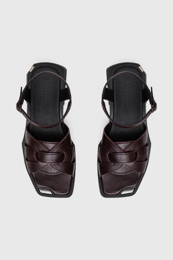 Шльопанці з декоративною деталлю та відкритою пʼятою