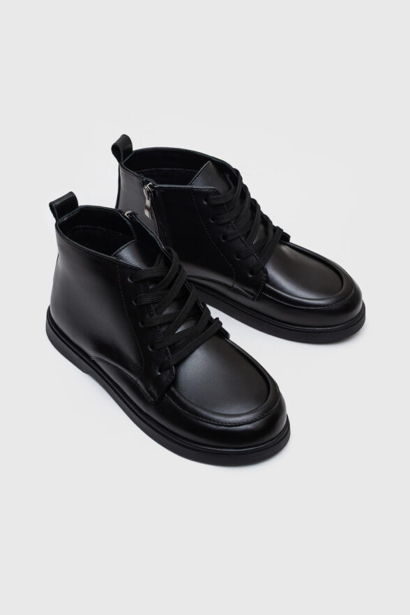 Чорні черевики з анатомічним мисом та застібкою