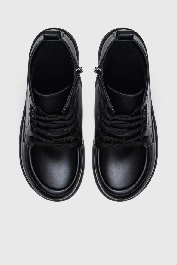 Чорні черевики з анатомічним мисом та застібкою