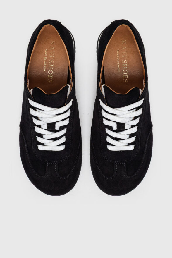 Низькі чорні кросівки на поширену форму носку