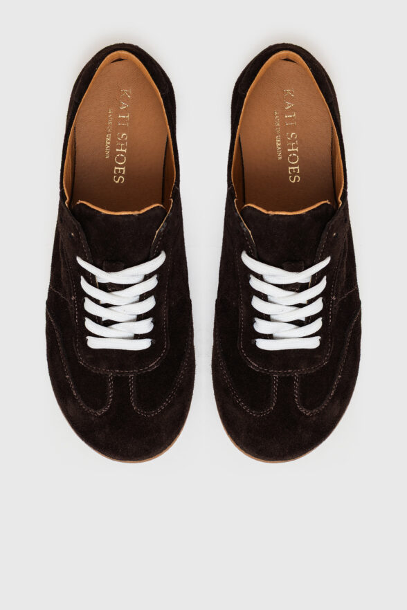 Низькі шоколадні кросівки на поширену форму носку