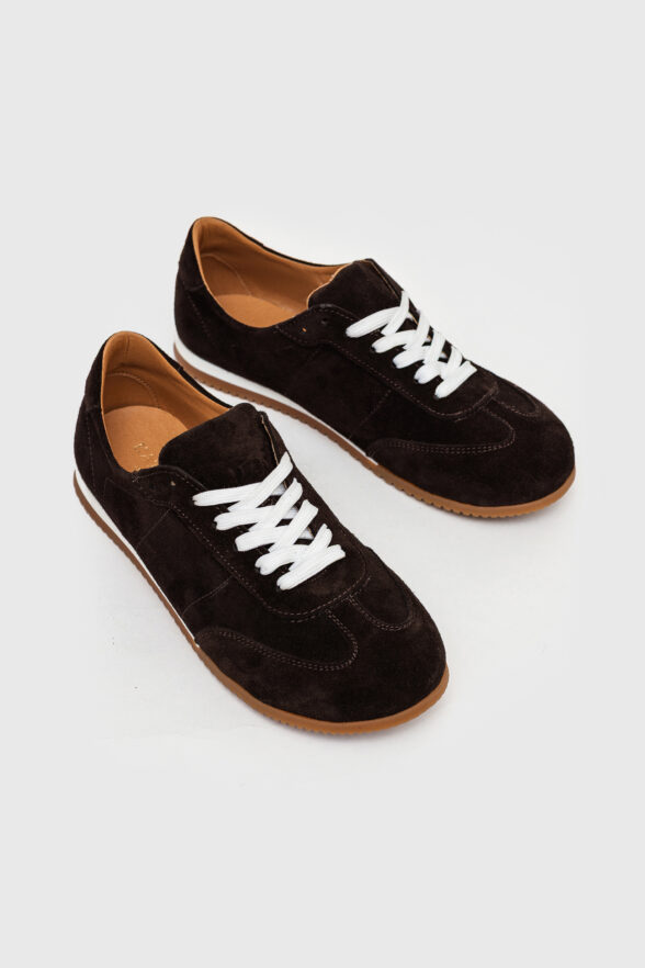 Низькі шоколадні кросівки на поширену форму носку